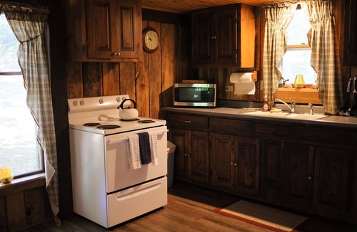 Old Washington Cabin | Secluded Hot Tub Cabin in the Heart of Southeast Ohio