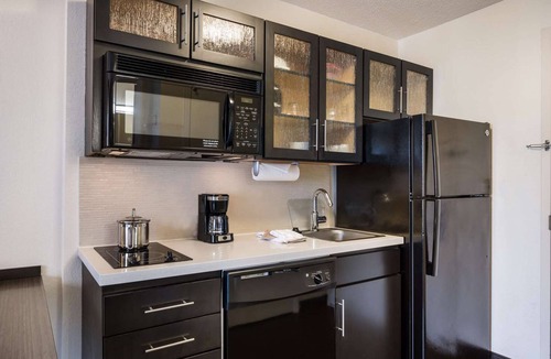 Baymeadows Hotel | Serene Getaway in Jacksonville! Fully-equipped Kitchen, Pet-friendly Property!