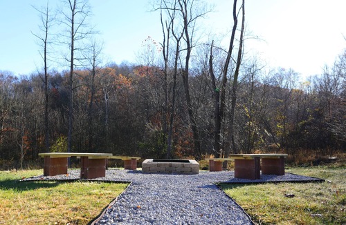 Logan Cabin | Serene (Hocking Hills) log cabin, near local attractions