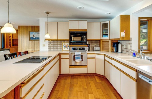 La Conner House | Serene La Conner Retreat w/Fireplace & Deck!
