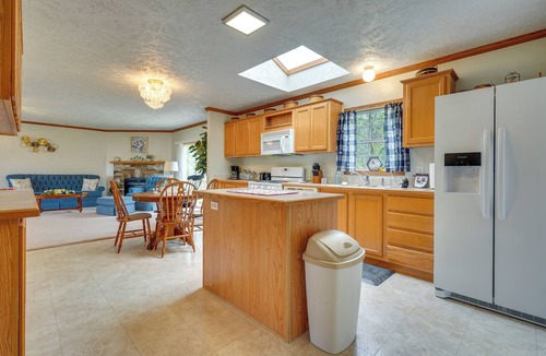 Zanesville Apartment | Serene Zanesville Getaway: Hot Tub, 2 Decks!