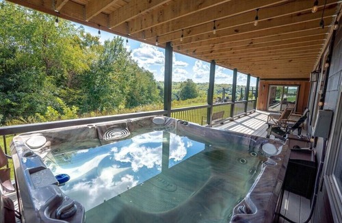 New Plymouth House | Serenity Ridge: Scenic Luxury Log Estate Getaway