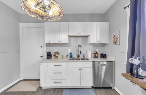 Cleveland Apartment | Shaker Square|Sleeps 4|Front Porch|Coffee Station