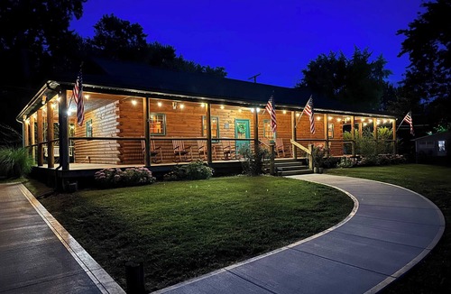 Fairfield Beach Cabin | Shoreline Shadows Log Cabin + Hot Tub!