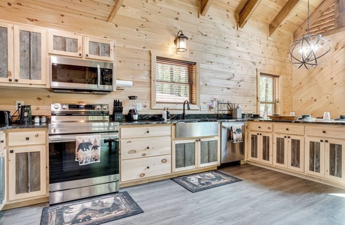Cleveland Cabin | Sip, Hike & Explore: Sleek Retreat in Cleveland!