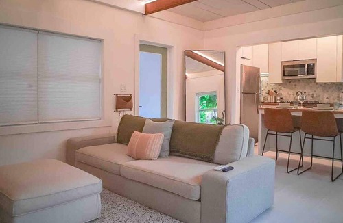 Victoria Park House | Sleek & Cozy Condo Prime Location Run by Owners