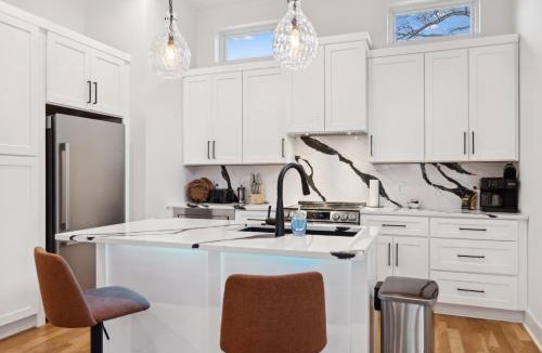 Haynes Area House | Sleek Multi-Level Stay Rooftop Views & Pool Table