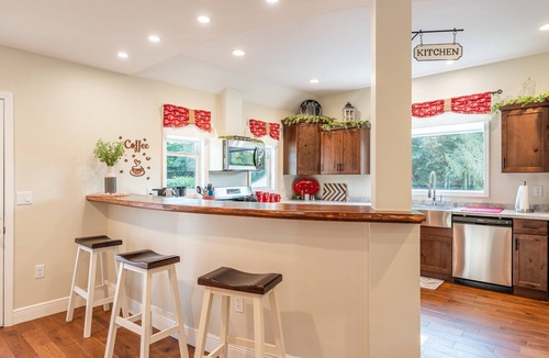 Elkton Cabin | Sleeps 6, Rural, Peaceful, Homey