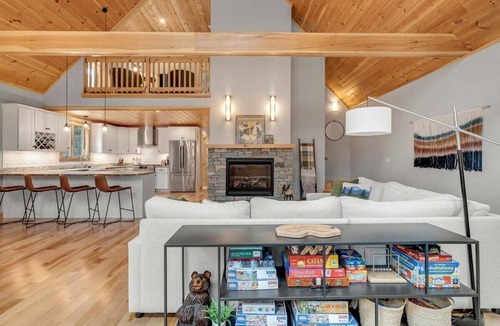 Sunday River Area Ski Chalet | Slopeside Chalet | Hot Tub| Sauna| Game Room