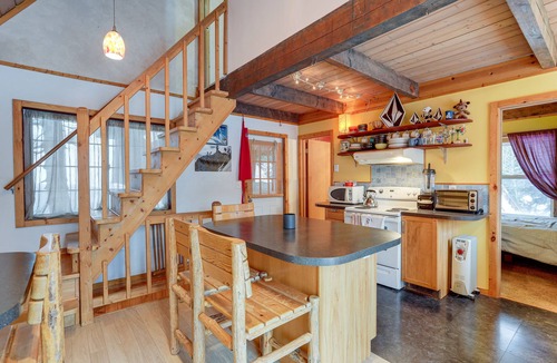 Snoqualmie Pass Cabin | Snoqualmie Pass Cabin w/Deck: Walk to Ski Lift