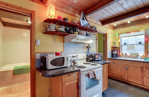 Snoqualmie Pass Cabin | Snoqualmie Pass Cabin w/Deck: Walk to Ski Lift