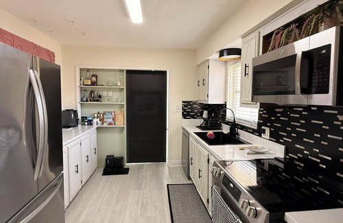 Disston Heights House | Spacious 2 BR + Sunroom - Near Beaches and Downtown