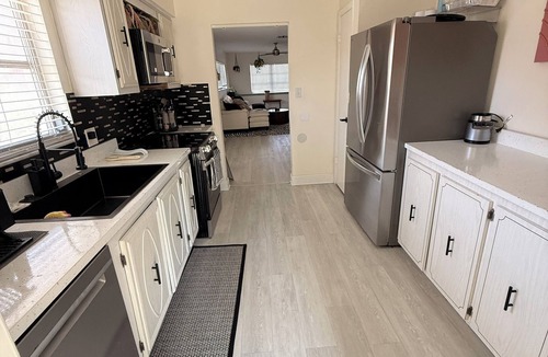 Disston Heights House | Spacious 2 BR + Sunroom - Near Beaches and Downtown