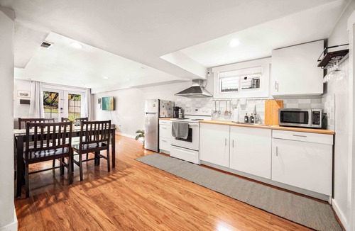 Ravenna House | Spacious 2BR Home, Backyard Parking & UW