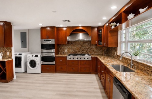 Davie House | Spacious 4-bedroom estate in beautiful Davie with AC