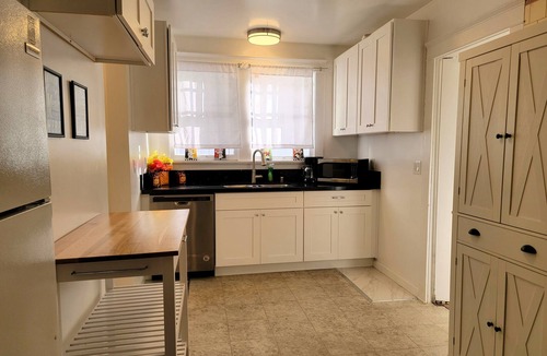 Beverly Hills House | Spacious 5BR Home 5 min to Rodeo Drive with Hot Tub, Spacious Backyard & Parking