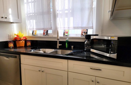 Beverly Hills House | Spacious 5BR Home 5 min to Rodeo Drive with Hot Tub, Spacious Backyard & Parking