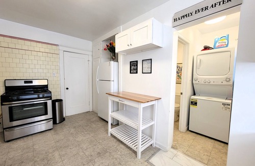 Beverly Hills House | Spacious 5BR Home 5 min to Rodeo Drive with Hot Tub, Spacious Backyard & Parking