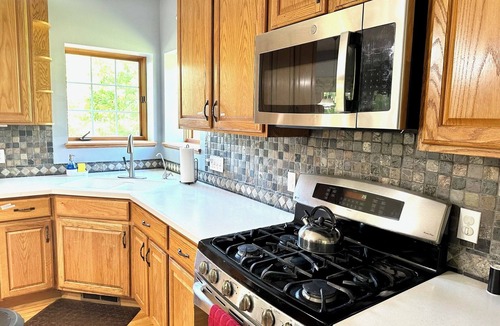 Hudson House | Spacious 6-bedroom house in delightful Hudson with WiFi, AC
