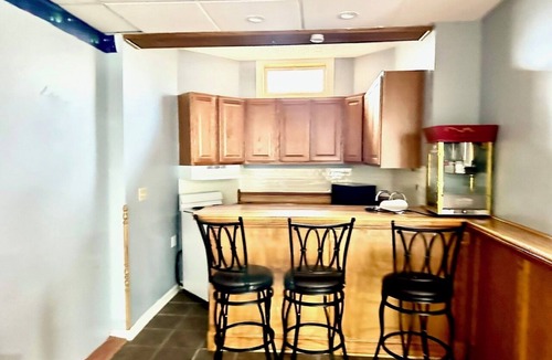 Hudson House | Spacious 6-bedroom house in delightful Hudson with WiFi, AC