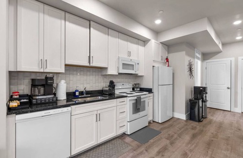 Kingman Park Hotel | Spacious District Dwelling+6Bed+4Bath+Well Located