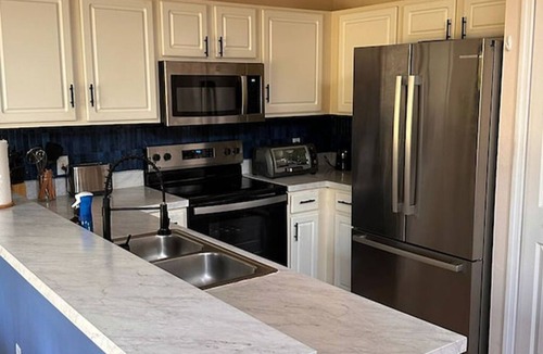Windwood Bay House | Spacious Family Vacation Retreat. 3 BDR House. Pool, 15 Min to Disney and Parks.