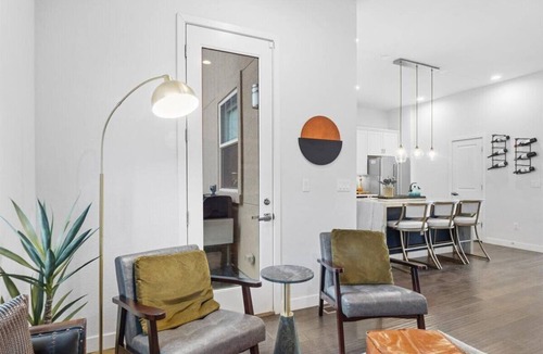 Hilltop Condo | Spacious Modern Home: 3 En-Suites by Tennis Courts