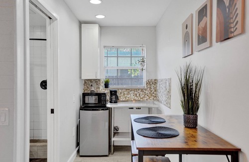 Middle River Terrace House | Spacious Queen Suite Near Beach & Dining