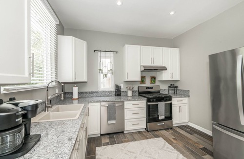 Roselawn Finance House | Spacious, Updated 6 BDR Home Sleeps 14! Perfect for Families or Large Groups