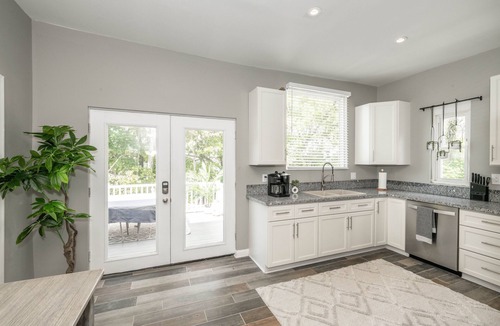 Roselawn Finance House | Spacious, Updated 6 BDR Home Sleeps 14! Perfect for Families or Large Groups