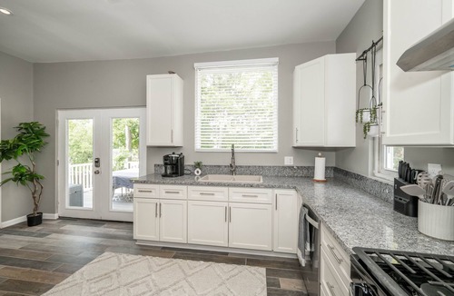 Roselawn Finance House | Spacious, Updated 6 BDR Home Sleeps 14! Perfect for Families or Large Groups
