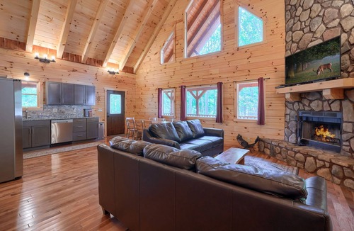 Logan Cabin | Star Ridge - Pet Friendly - 3BR/2BA Walk to Old Man's Cave