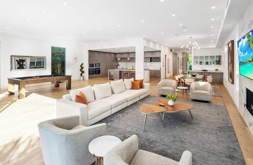 Beverly Hills Villa | Stark Villas by LuxJB 🏆 12 Bedroom Retreat 🏆 2 Villas 2-minutes walk apart