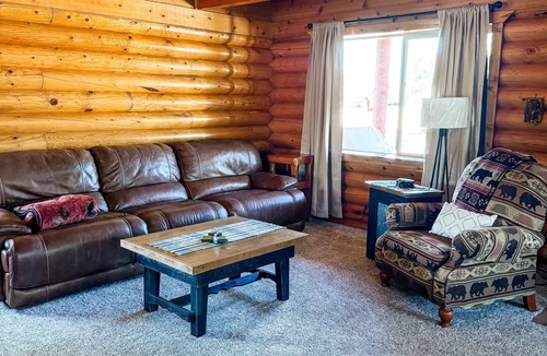 Caldwell Cabin | Stay at this super, cozy, country cabin in Caldwell, Idaho off of I84.