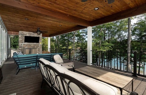 West Union House | Stay awhile and RELAX at Lake Keowee, Clemson and the mountains! The 5 Seasons