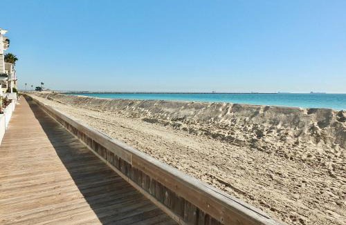 Peninsula House | Steps to Beach & Alamitos Bay on LB Peninsula