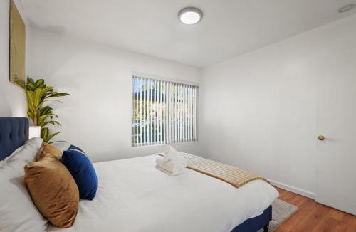 Belmont Shore Apartment | Steps to Beach - Beach Essentials Provided!