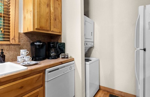 Branson West Cabin | StoneBridge 2 Bedroom Lodge - Walkway In, Peaceful Setting, Private Parking - Lodge #28