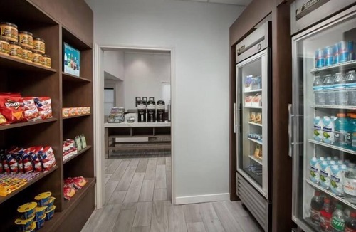 Shearer Hills - Ridgeview Apartment | Studio | Free Breakfast + Outdoor Pool and Hot Tub