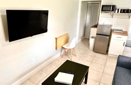Edgewood Apartment | Studio in Fort Lauderdale w/FREE Parking,Kitchen,Wi-Fi - 8mins from FLL Airport