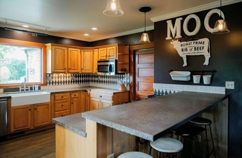 Mt Perry Other | Stunning Farmhouse with Heated Pool & Hot Tub & Pickleball Court!