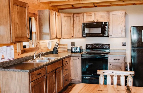 New Plymouth Cabin | Stunning Hocking Hills Views, Huge Skies ~ Sauna, Pet Friendly, Hot Tub, WiFi
