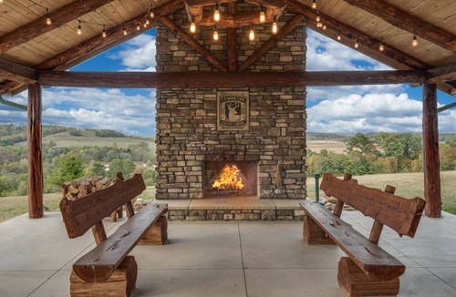 Keene House | Stunning Luxury Lodge in the Heart of Ohio- 7000 square feet of enjoyment!