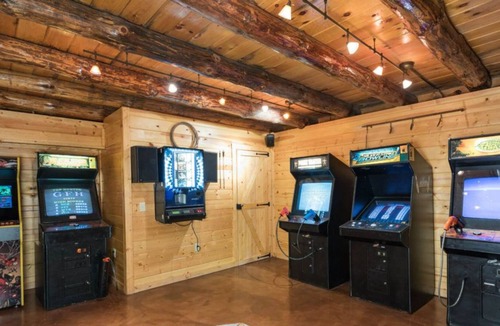 Keene House | Stunning Luxury Lodge in the Heart of Ohio- 7000 square feet of enjoyment!