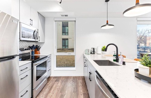 Uptown Apartment | Stylish 2BR Condo | Uptown Area, Gym & Parking NEW