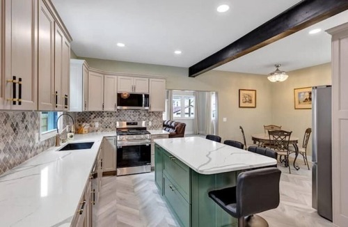 Edgewater House | Stylish 3 Bedroom 3 Full Bathrooms Near Lake Erie