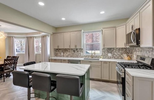 Edgewater House | Stylish 3 Bedroom 3 Full Bathrooms Near Lake Erie