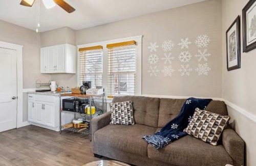 Lakewood Apartment | Stylish Lakewood Apartment - Free Parking & Wi-Fi