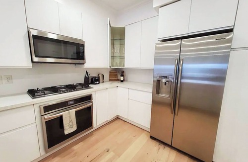 Wilshire Condo | Stylish, Spacious, and Modern: 2 Bedroom Apartment in the Heart of Los Angeles