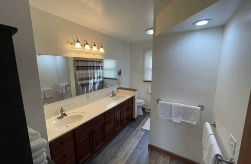 Uniontown Cabin | Summer access to pool and mini golf! Spacious lodge for groups, sleeps 12.